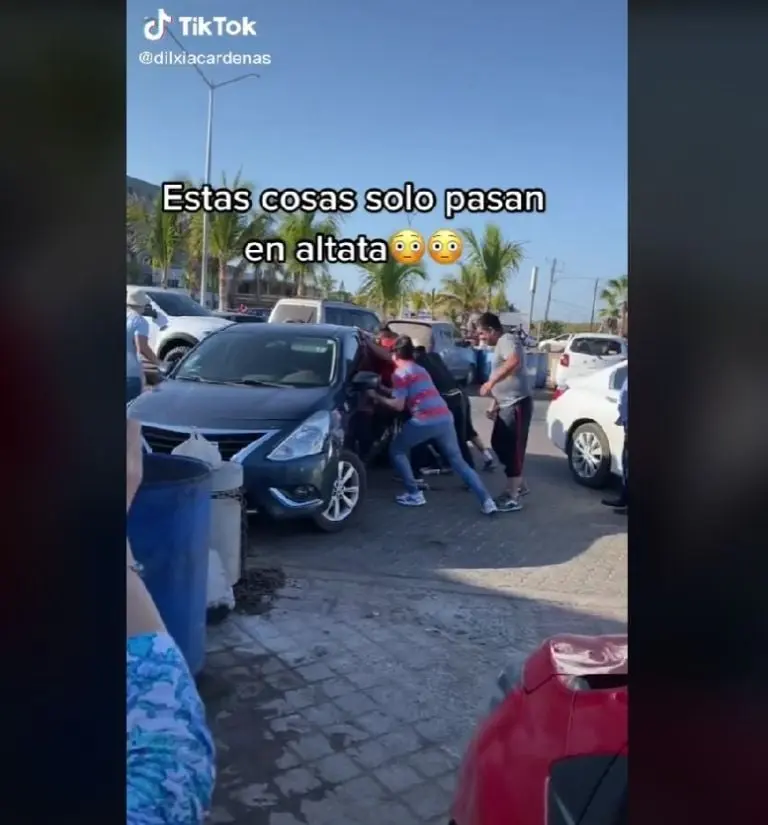 Mueven auto mal estacionado a empujones (TikTok)