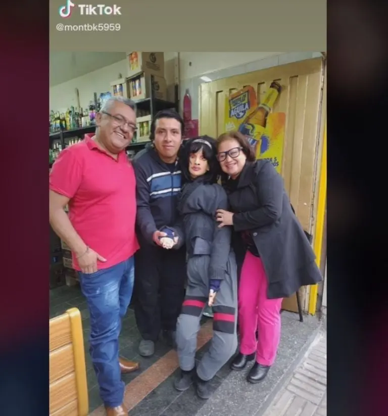 Cristian con su novia de trapo y