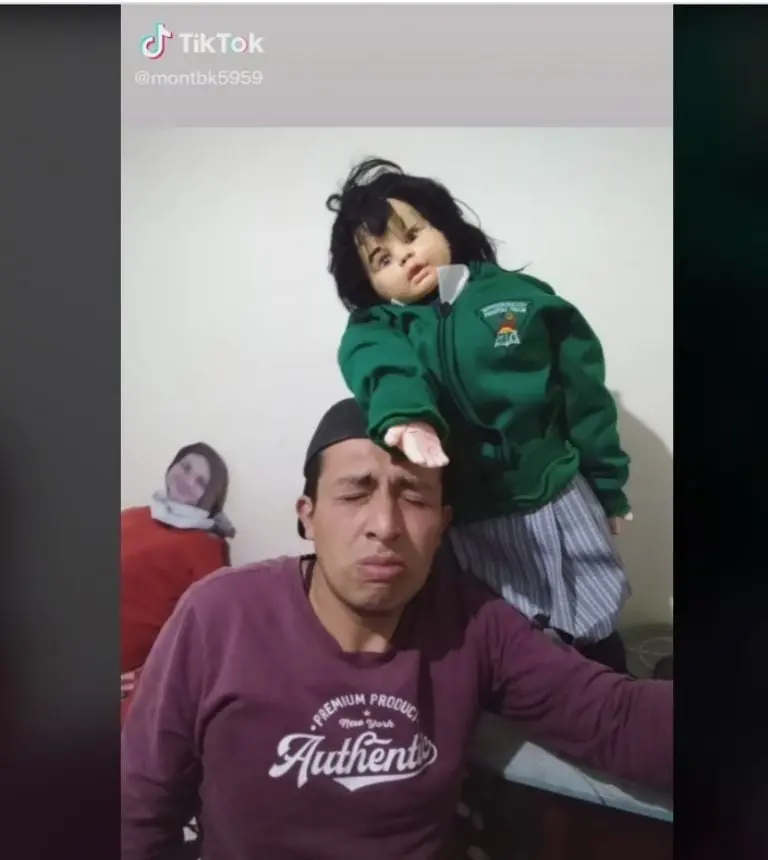 Cristian con sus hijos de trapo (TikTok)