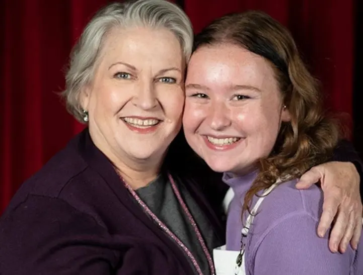 Daba clases de teatro en la escuela East Hide. No le gustaban los deportes. 