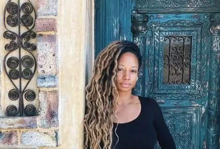 Era una alumna destacada de la escuela East Hide. Estaba encargada del equipo de decatlón académico. 