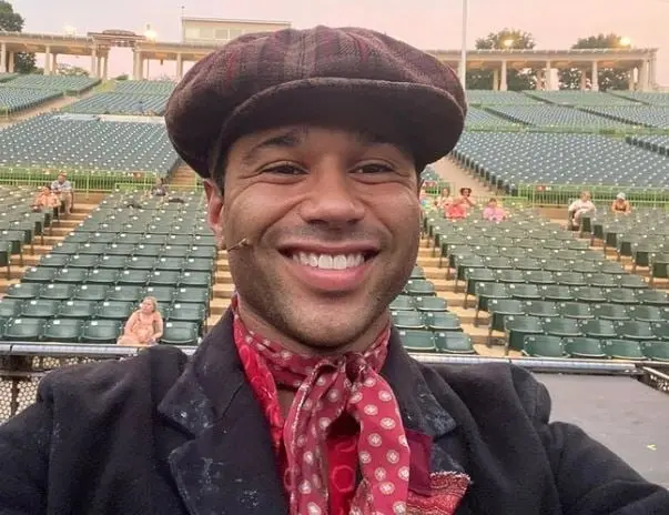 Era el mejor amigo de Troy Bolton y uno de los líderes del equipo de baloncesto. 