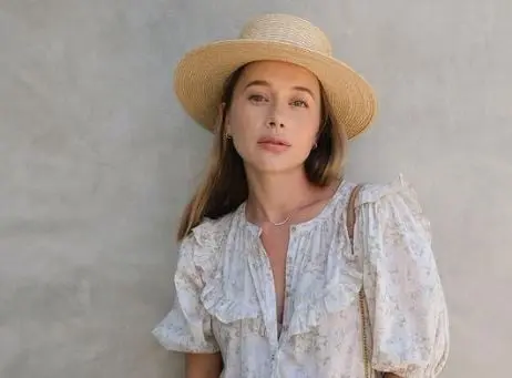 Era la compositora del musical de invierno. Se hace amiga de Troy Bolton y Gabriella Montez. 