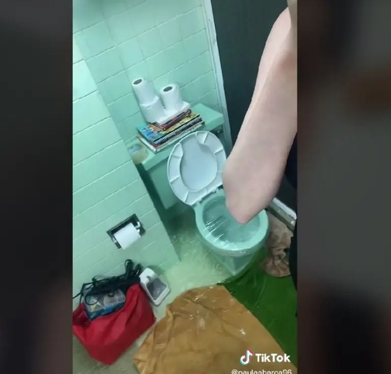 Joven inunda su baño por seguir tutorial de TikTok (TikTok)