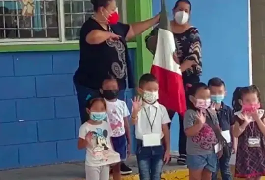 Niños de preescolar confunden saludo a la bandera y protagonizan tierno momento Créditos: Captura de pantalla 