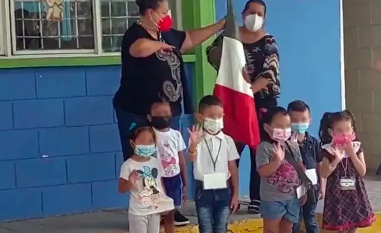 Ni&ntilde;os de preescolar confunden saludo a la bandera y protagonizan tierno momento Cr&eacute;ditos: Captura de pantalla 