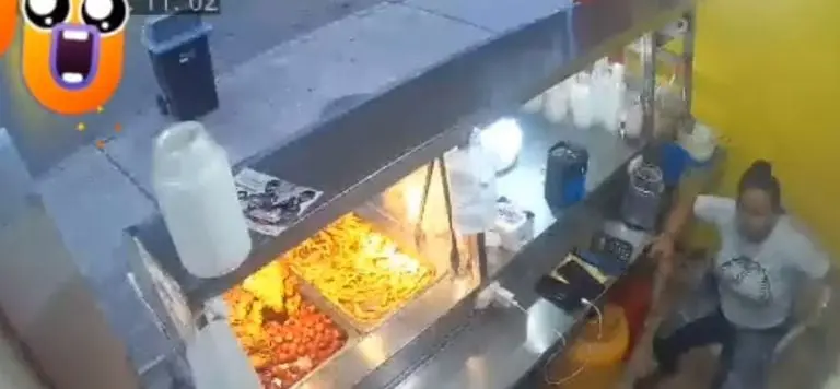 La mujer estaba recargada en el puesto de tacos. Foto: especial.