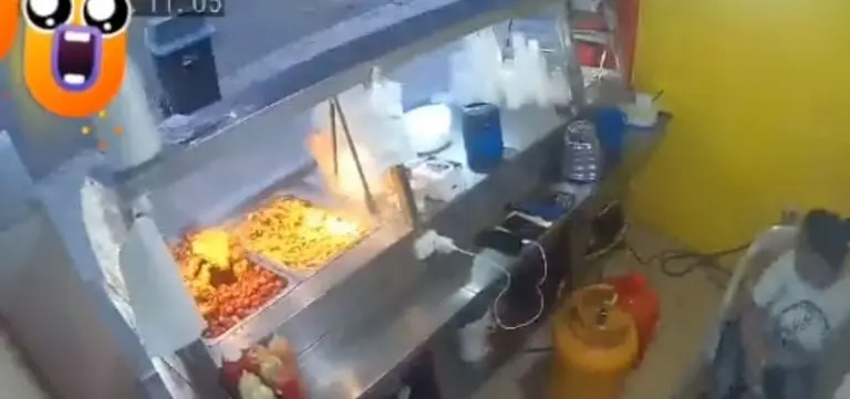 La mujer se recargó y movió el puesto de comida. Foto. especial.