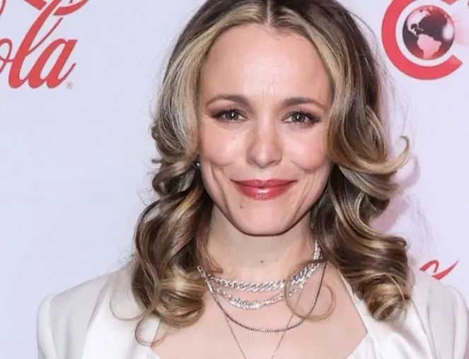 Era una joven de clase alta que pasa sus vacaciones de verano en Seabrook, donde conoce a Noah y se enamora de &eacute;l.