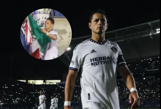 Al concluir el partido entre La Galaxy y Dallas, el futbolista mexicanos se acercó a filmar las jerseys de los aficionados, sin embargo, se negó a autografiar una bandera de México e incluso la tiró al suelo Al concluir el partido entre La Galaxy y Dallas, el futbolista mexicanos se acercó a filmar las jerseys de los aficionados, sin embargo, se negó a autografiar una bandera de México e incluso la tiró al suelo
