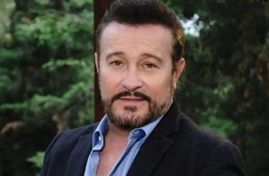 Era el hijo de Malvina, quien no quiere saber nada de mujeres porque su esposa fue asesinada; su madre lo casó con María Mercedes, quien estaba enamorada de él, para quedarse con la herencia.