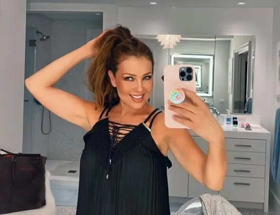 Era una joven humilde que se encarga de mantener a sus hermanos menores y a su padre discapacitado vendiendo boletos de lotería hasta que un día, un hombre rico le deja todo su dinero. 