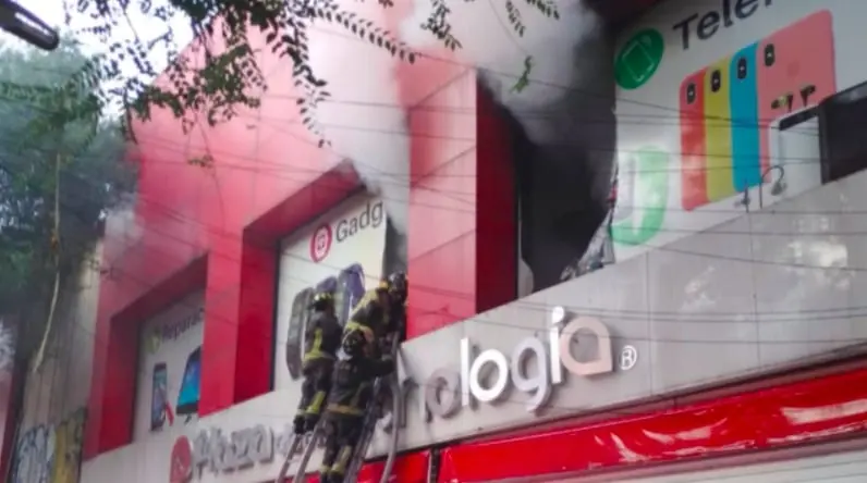 Se incendia la Plaza de la Tecnolog&iacute;a en el centro de la CDMX Cr&eacute;ditos: SGIRPC