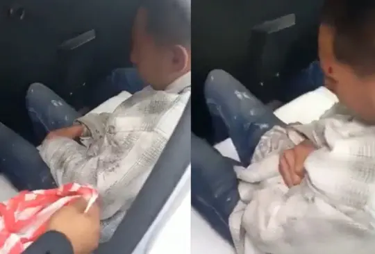 En redes sociales comenzó a circular un video en donde se observa a un supuesto policía colocando una bolsa de plástico a un hombre que va en la parte trasera de la patrulla mientras lo golpea 