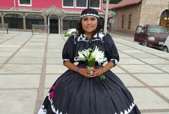 Quinceañera usa vestido inspirado en la cultura rarámuri 