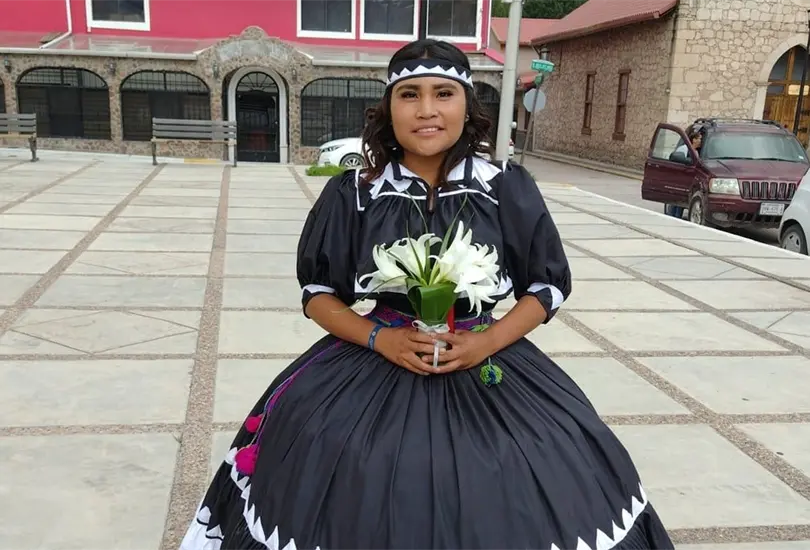 Quincea&ntilde;era usa vestido inspirado en la cultura rar&aacute;muri 