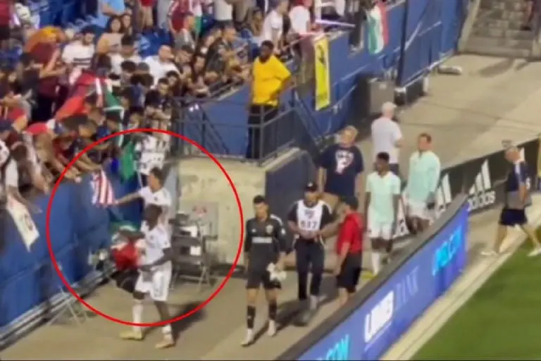 'Chicharito' tira bandera de México al suelo - Tomada de video