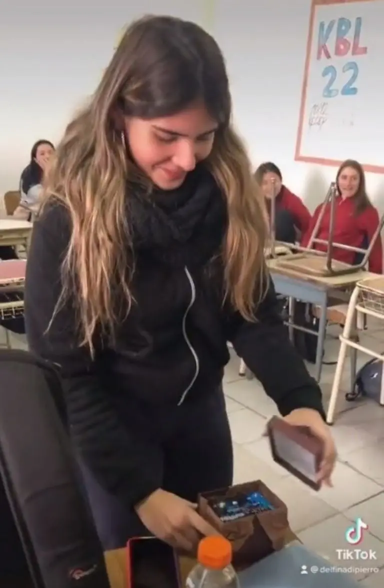 La hermana de Ari poco antes de descubrir el gran regalo que le hicieron sus compañerxs. Foto: TikTok
