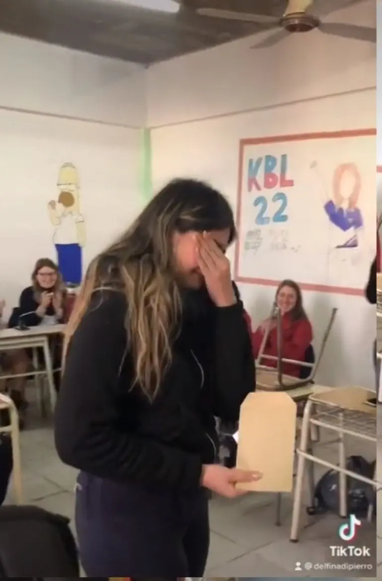 La joven conmovida y agradecida por el gesto de compañerismo que todos los de su salón de secundaria le mostraron. Foto: TikTok.