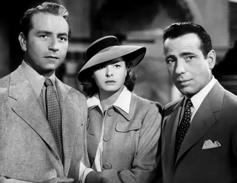 Rick Blaine es due&ntilde;o de un club nocturno frecuentado por refugiados desesperados por escapar del dominio alem&aacute;n. Una noche llega la mujer que ama y debe decidir entre quedarse con ella o ayudarla a escapar con su esposo.