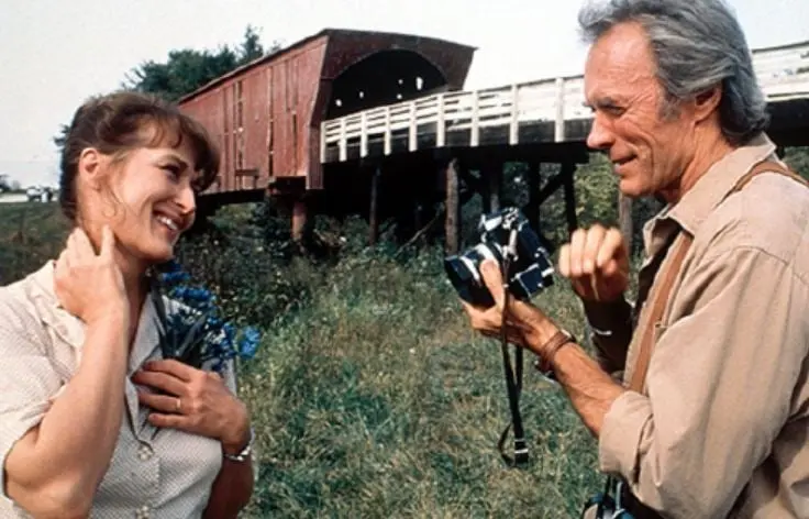 Un fot&oacute;grafo de National Geographic y una ama de casa de Iowa est&aacute;n en un punto en sus vidas donde ya no existen las expectativas. Sin embargo, cuatro d&iacute;as despu&eacute;s de que se conocen, no quieren perder el amor que encontraron.