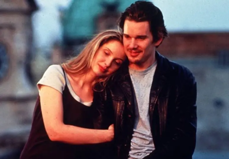 Jesse y Celine se conocieron en un tren en Europa pero deber&aacute;n separarse en cuesti&oacute;n de horas, por lo que est&aacute;n aprovechando cada momento, viviendo lo m&aacute;s intensamente posible, antes del amanecer en Viena. 