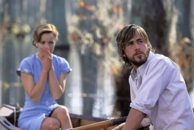 En una residencia de ancianos, un hombre y una mujer se sumergen en una historia de amor escrita en un viejo libro de notas: la historia de dos adolescentes enamorados y separados por la brecha entre sus clases sociales y la Segunda Guerra Mundial.