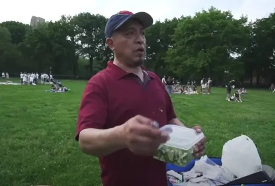 Migrante revela lo que gana por vender bebidas en Central Park