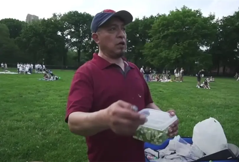 Migrante revela lo que gana por vender bebidas en Central Park Migrante revela lo que gana por vender bebidas en Central Park