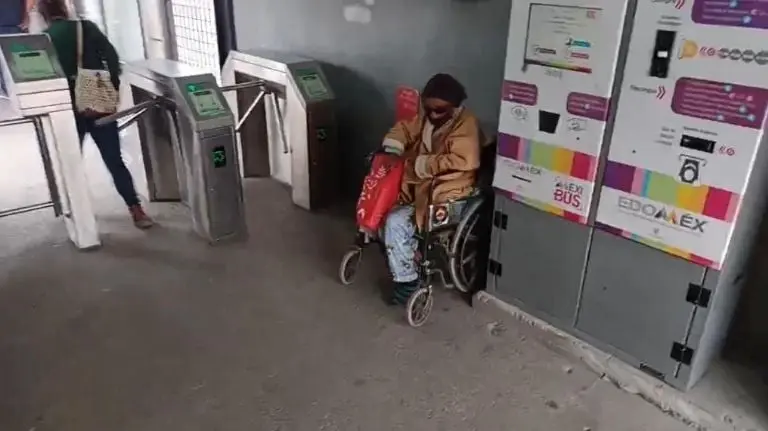 La abuelita fue abandonada en una estación del Mexibús. Foto: Twitter.