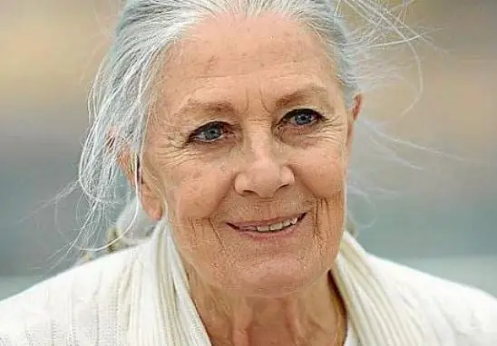 Era una mujer italiana que se enamora de un joven, pero se tienen que separar; d&eacute;cadas despu&eacute;s decide ir en su b&uacute;squeda.