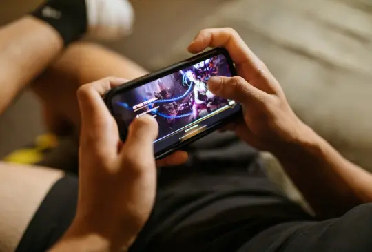 Los hechos ocurrieron en China, en donde un pequeño de 12 años se gastó todo el dinero que estaba destinado al tratamiento contra el cáncer de su papá, jugando videojuegos en un teléfono celular 