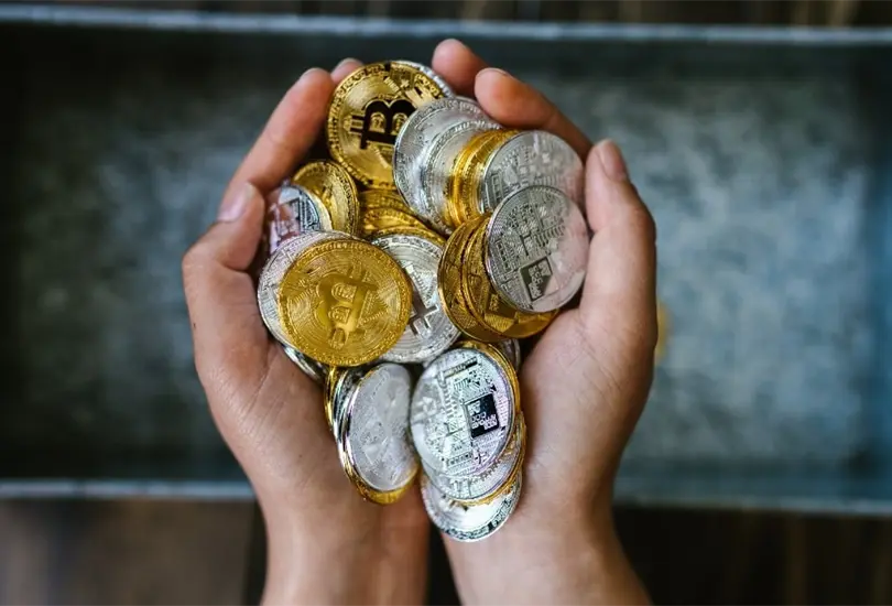 Mujer recibe dep&oacute;sito err&oacute;neo de criptomonedas 