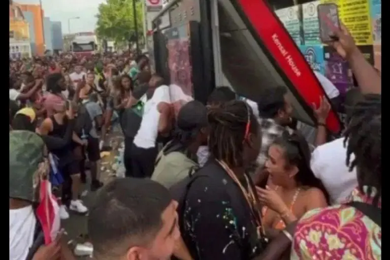Los jóvenes cayeron por bailar encima de la para de autobús - Tomada de video