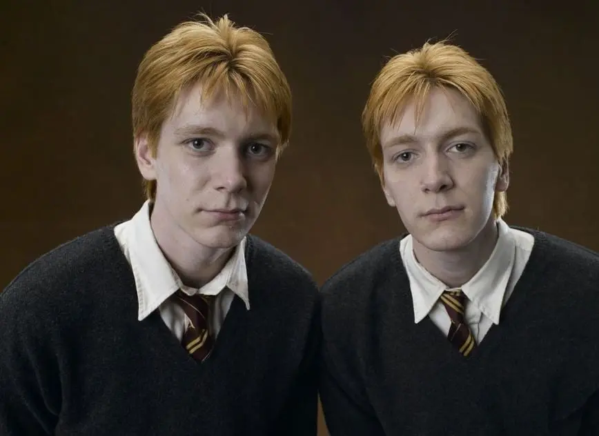 Los gemelos Weasley salen en la foto de la Orden del F&eacute;nix, representando a sus t&iacute;os fallecidos, Fabian y Gideon Prewett. 