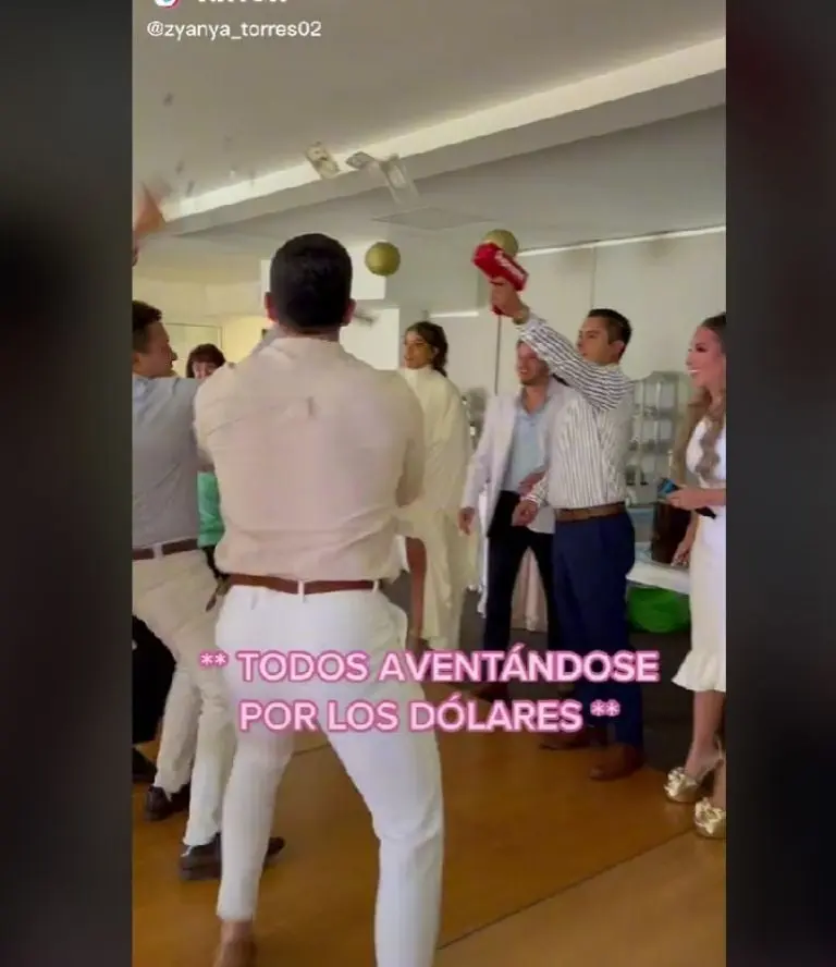 Padrinos avientan dólares en bautizo (TikTok)