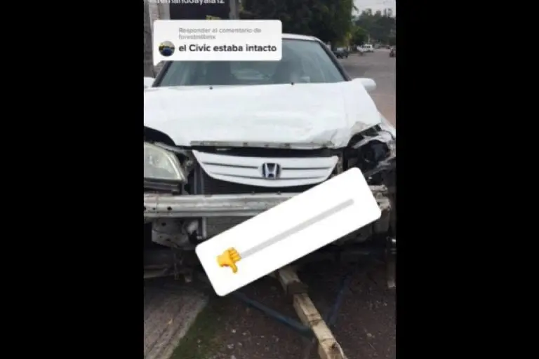 El joven chocó su primer auto minutos después de que se lo regalaran - Tomada de video