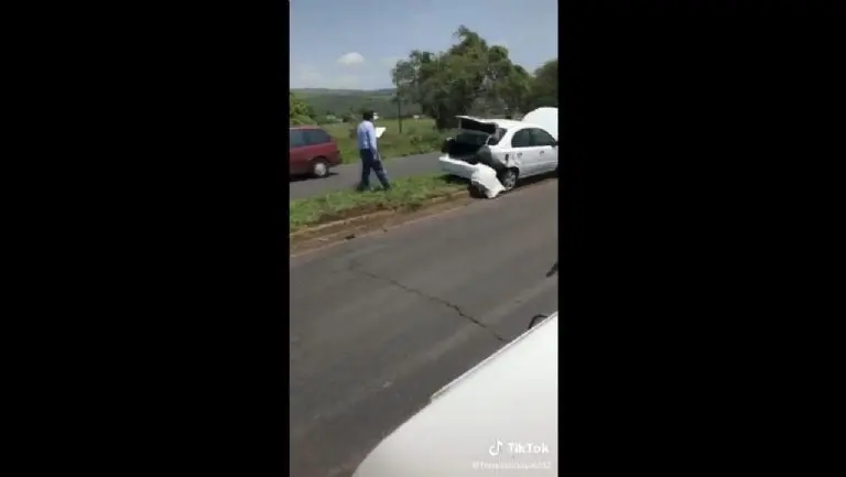 Joven choca su auto nuevo - Tomada de video