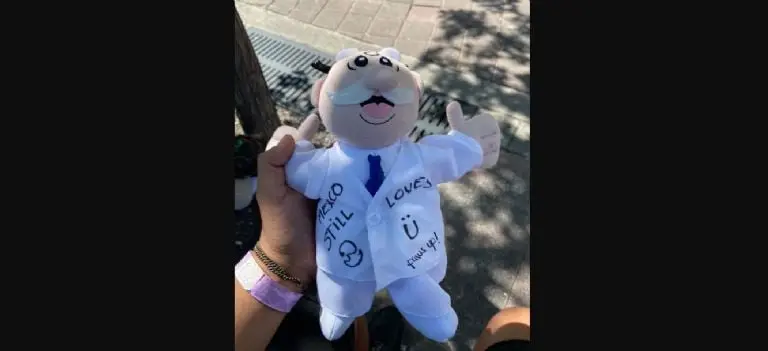 El peluche del Dr. Simi. Foto: Twitter (@_Richiiex).