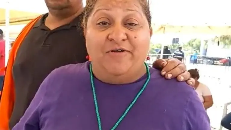 Mujer cuestionó a AMLO por su visita a mina. Foto: captura de pantalla.