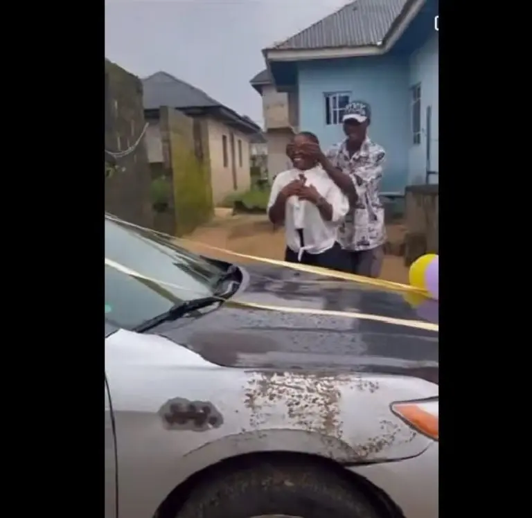 Hombre le regala un auto a su esposa (Instagram)