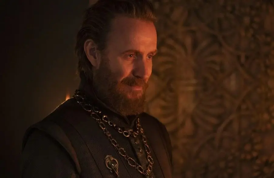 Es la Mano del rey, quien considera que la peor amenaza para el reino es el hermano del rey, Daemon.