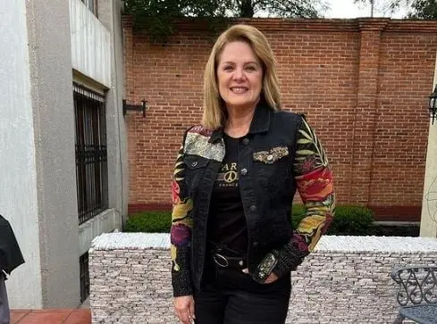 Era una mujer empresaria que descubre que su marido le es infiel y s&oacute;lo est&aacute; con ella por su dinero. Debido a su posici&oacute;n social, contrata un guardaespaldas que la proteja, pero se enamora de &eacute;l.