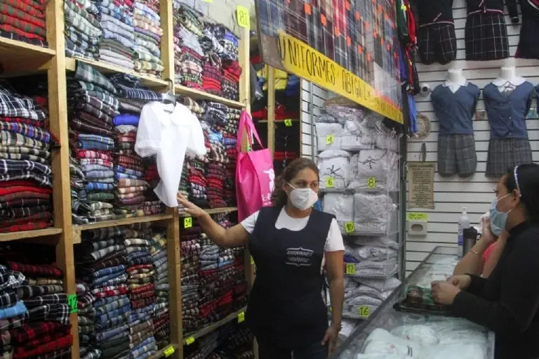Darán en la CDMX apoyos para la compra de uniformes escolares. Foto: Cuartoscuro.