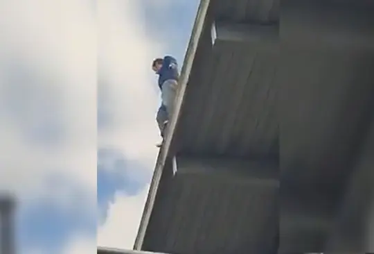El hombre amenazó con lanzarse del puente. El hombre amenazó con lanzarse del puente.