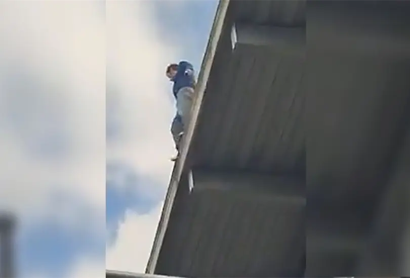 El hombre amenaz&oacute; con lanzarse del puente. 