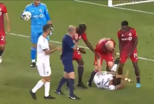 Javier Hernández tuvo un conflicto con un jugador del Toronto FC, y luego de verse rodeado de más jugadores decidió fingir que lo empujaban y se tiró al suelo Javier Hernández tuvo un conflicto con un jugador del Toronto FC, y luego de verse rodeado de más jugadores decidió fingir que lo empujaban y se tiró al suelo