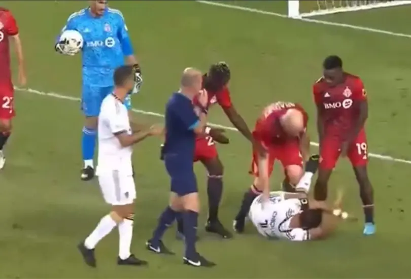 Javier Hern&aacute;ndez tuvo un conflicto con un jugador del Toronto FC, y luego de verse rodeado de m&aacute;s jugadores decidi&oacute; fingir que lo empujaban y se tir&oacute; al suelo