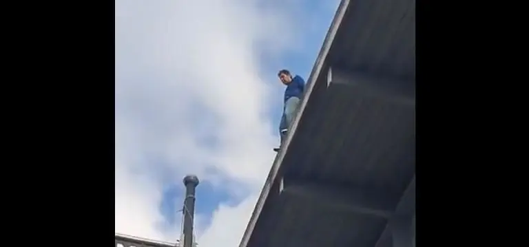 El hombre fue rescatado por la policía. Foto: captura de pantalla.