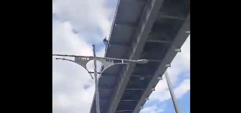 El sujeto caminó por la orilla del puente. Foto: captura de pantalla.